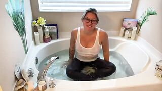 Lauran Vickers - Mommy Gets Wet in the Tub for Son